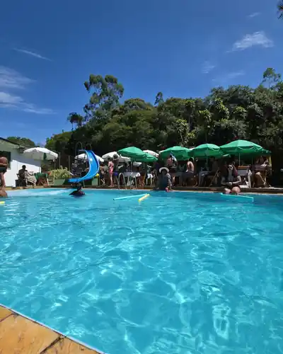 Piscina da Chácara Santana em dia de sol