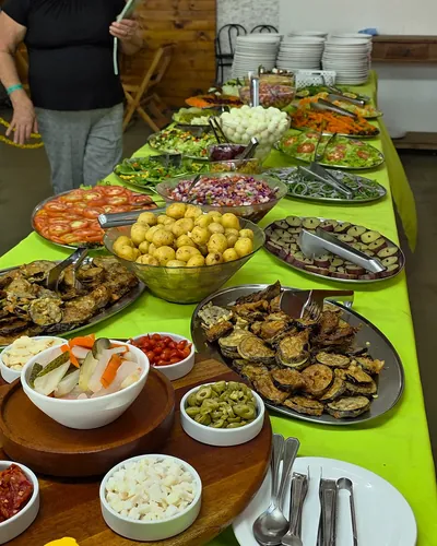 Mesa do buffet da Chácara Santana com pratos servidos