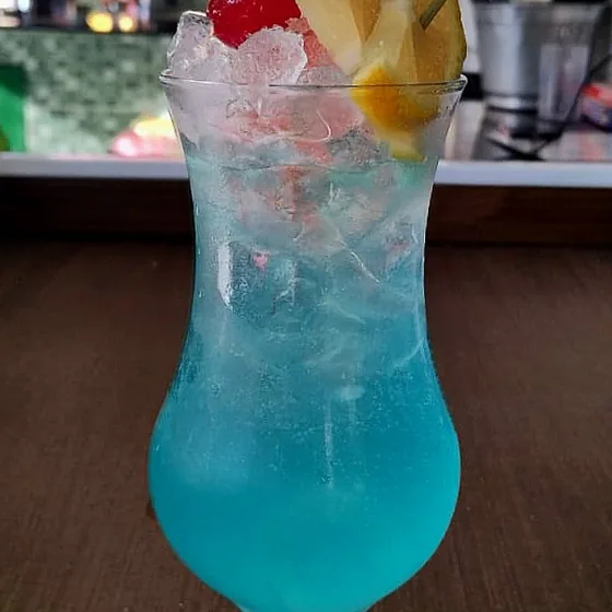 Drink azul com sombrinha decorativa