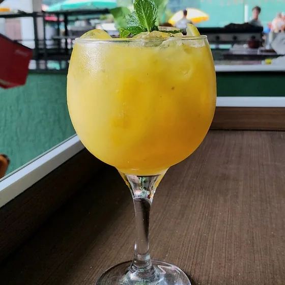 Drink de manga servido em taça