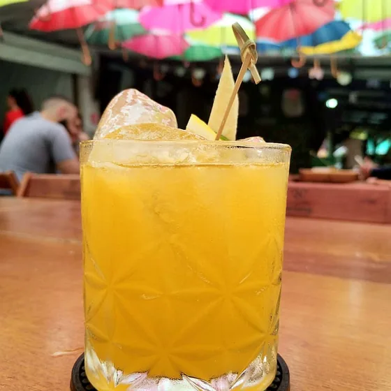 Drink cítrico com fatia de abacaxi