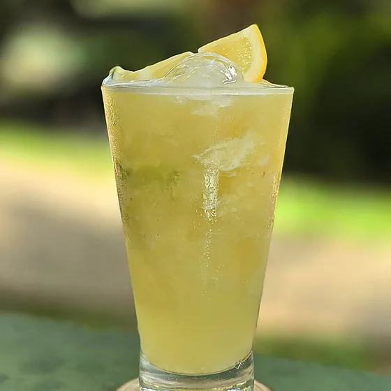 Drink de limão em copo alto