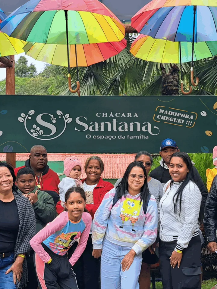Grupo de excursão posando diante do painel da Chácara Santana