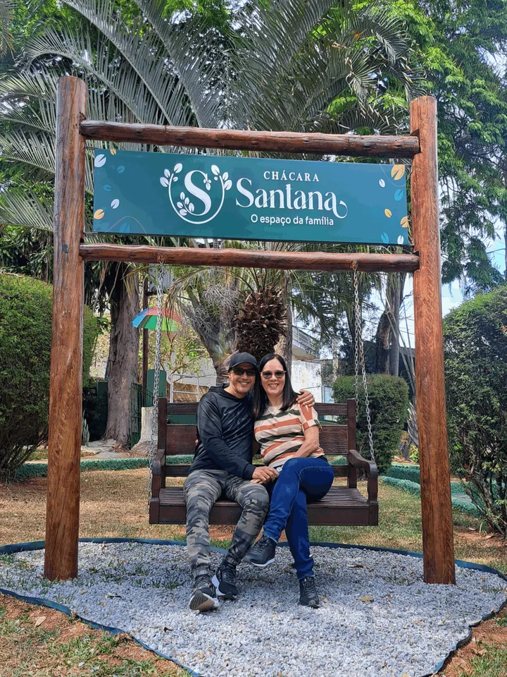 Balanço de madeira sob o pórtico com o letreiro da Chácara Santana