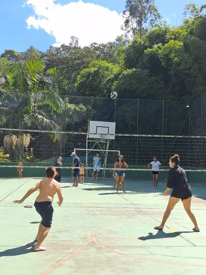 Quadra poliesportiva durante uma partida