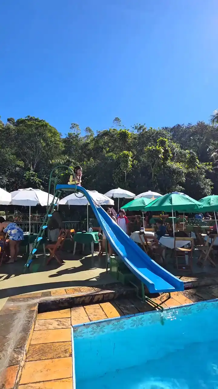 Prévia do vídeo: piscinas, quadras e área de convivência da Chácara Santana